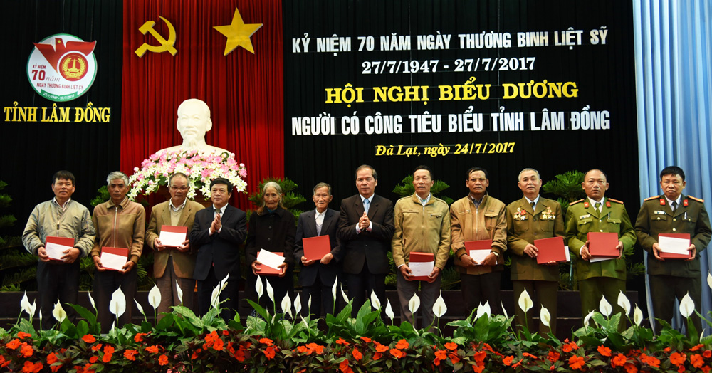Lãnh đạo tỉnh tri ân và tặng quà đến các đại biểu là người có công tiêu biểu của tỉnh