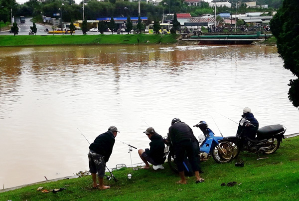Xử lý dứt điểm tình trạng câu cá, đảm bảo vệ sinh môi trường tại hồ Xuân Hương và các hồ lắng