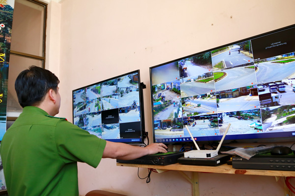"Camera an ninh" giúp khu phố bình yên