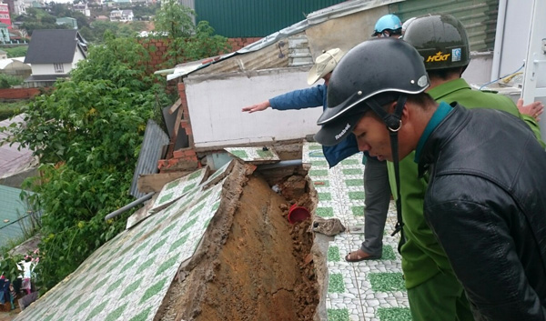Mưa lớn làm nhiều nơi sạt lở đất, 3 người bị thương nhẹ