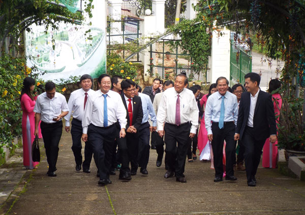 Phó Thủ tướng thường trực Chính phủ Trương Hòa Bình (người đứng thứ 3 từ phải sang) tham quan và làm việc với Trung tâm Lưu trữ Quốc gia IV tại Đà Lạt