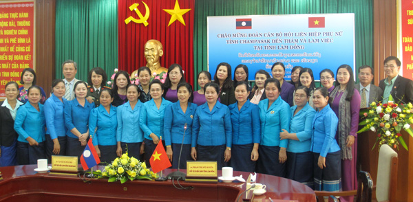 Các đại biểu chụp ảnh lưu niệm