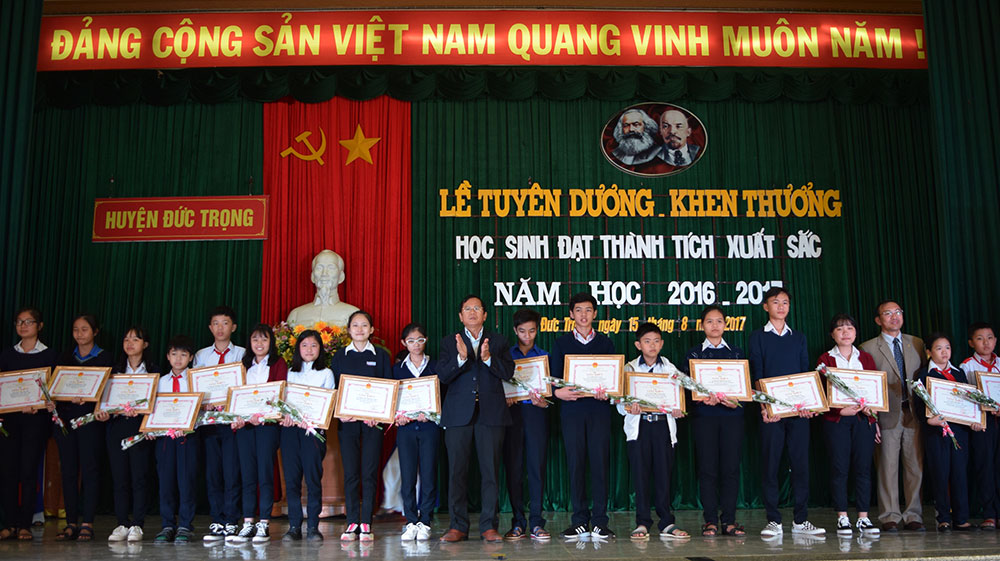 Tuyên dương, khen thưởng 214 học sinh xuất sắc