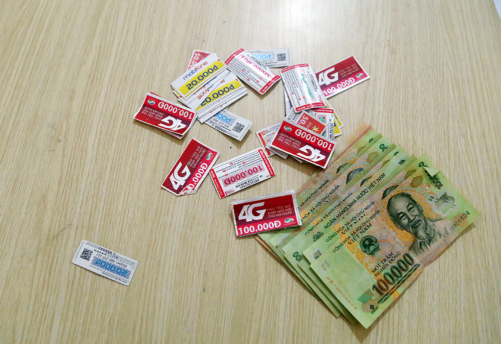 Hai thanh niên rủ nhau cướp card điện thoại để chơi game