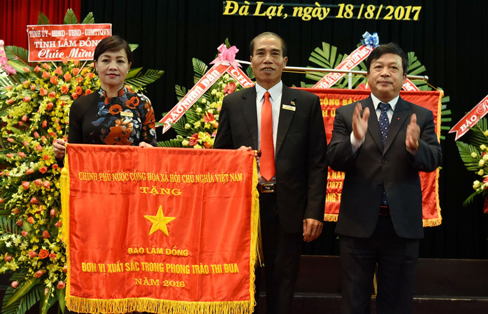 Báo Lâm Đồng vinh dự đón nhận Cờ thi đua của Chính phủ vì những thành tích xuất sắc trong thời gian qua