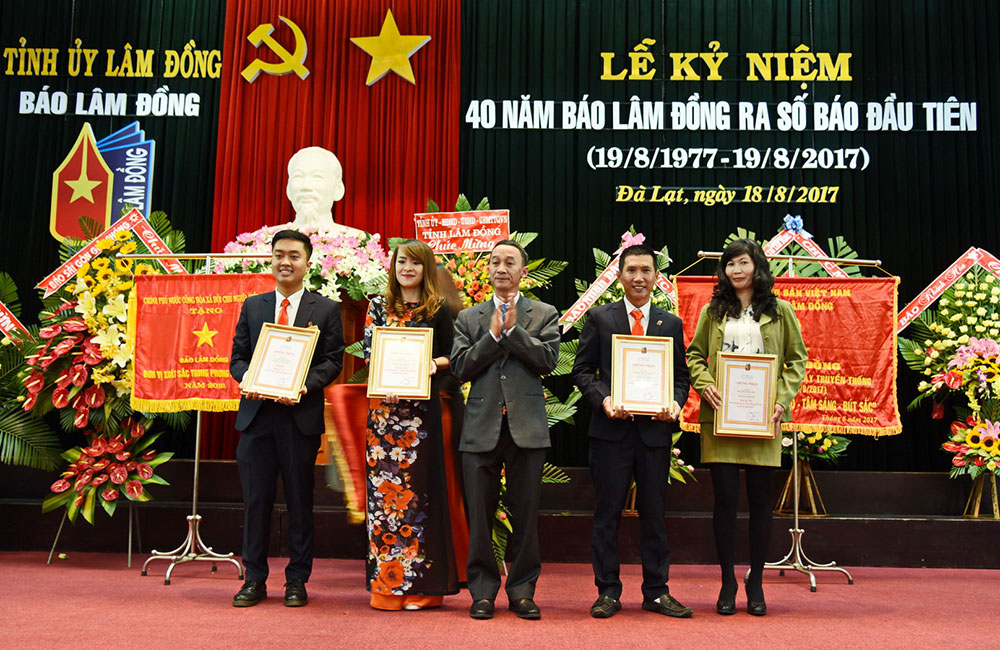 Trao tăng giải thưởng cho các tác giả đạt giải cao tại hai cuộc thi phóng sự “Lâm Đồng trên đường đổi mới – Cơ hội và phát triển” và cuộc thi Ảnh đẹp trên ấn phẩm Tin- ảnh “Dân tộc miền núi Lâm Đồng”