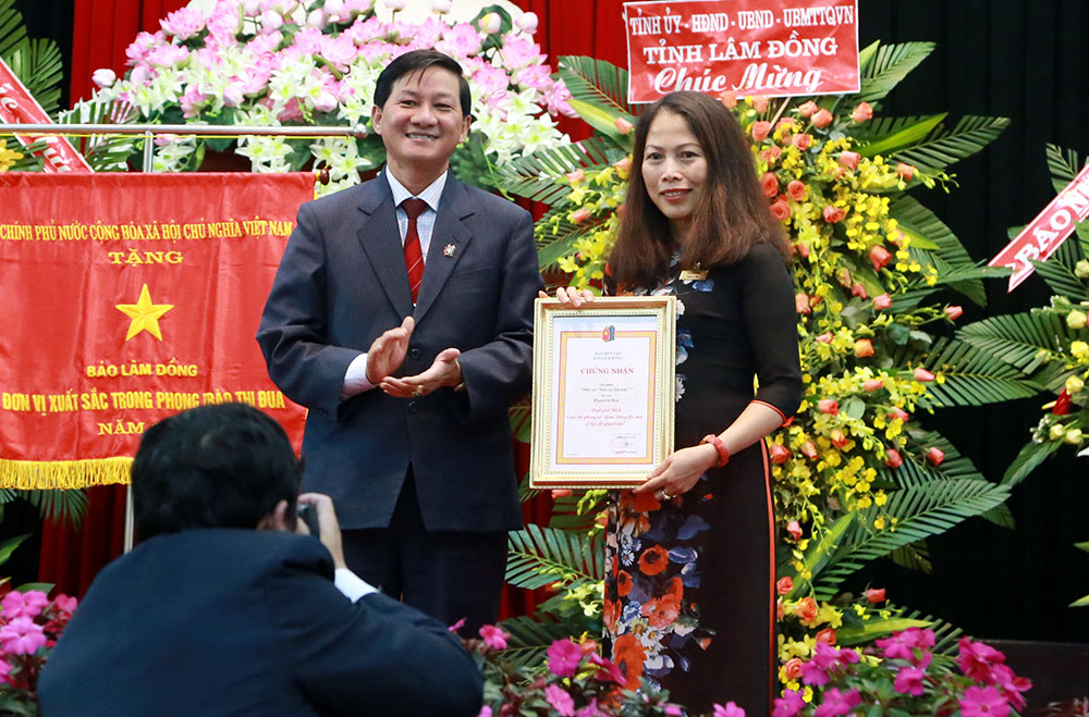Ban Biên tập Báo Lâm Đồng trao giải nhất cho phóng viên Phạm Lê Hoa với Phóng sự