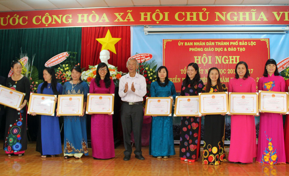 13 tập thể và 5 cá nhân được UBND tỉnh tặng bằng khen