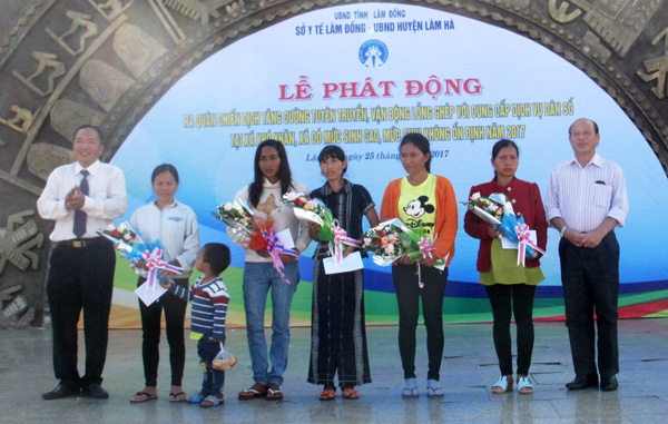 Phát động chiến dịch tăng cường vận động lồng ghép với dịch vụ dân số tại các xã khó khăn, xã có mức sinh cao, mức sinh không ổn định năm 2017