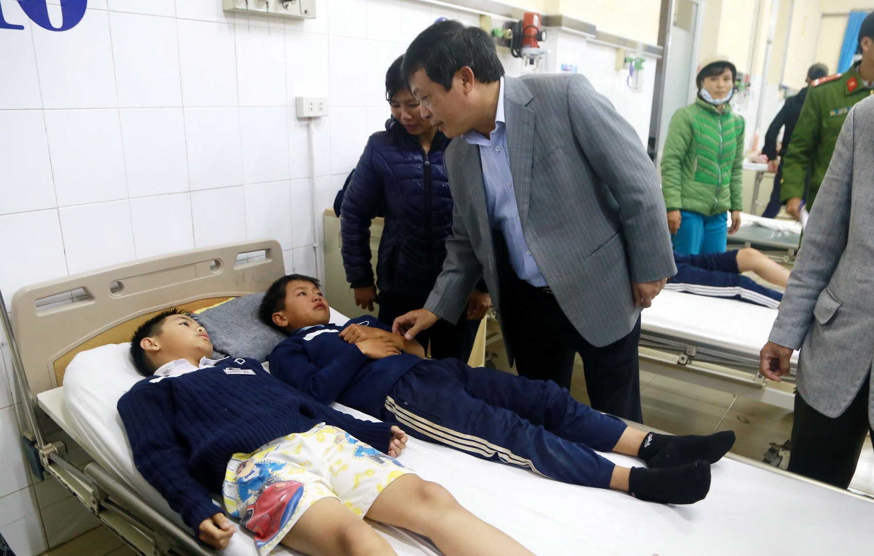 Chủ tịch UBND tỉnh Lâm Đồng Đoàn Văn Việt thăm hỏi các em học sinh bị thương tại Bệnh viện Đa khoa Lâm Đồng