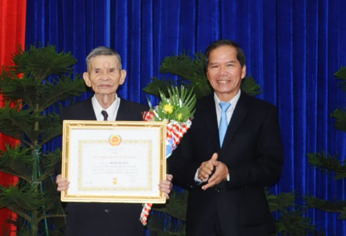 Trao Huy hiệu Đảng cho các đảng viên đợt 2/9