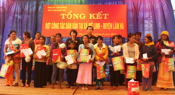 Trao tặng cặp sách cho các em học sinh hai thôn hang Hớt và thôn Cổng Trời
