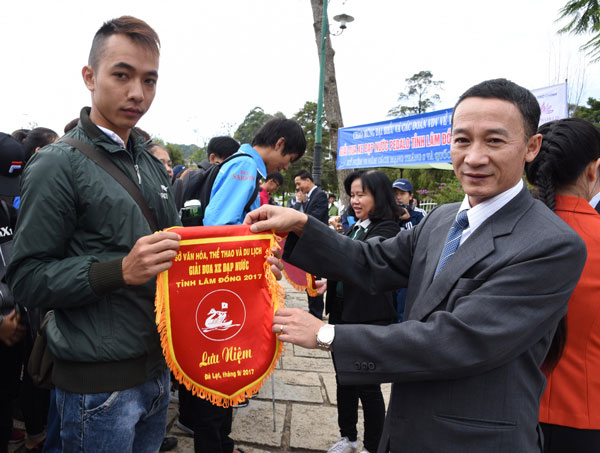 Sôi nổi Giải đua xe đạp nước trên hồ Xuân Hương
