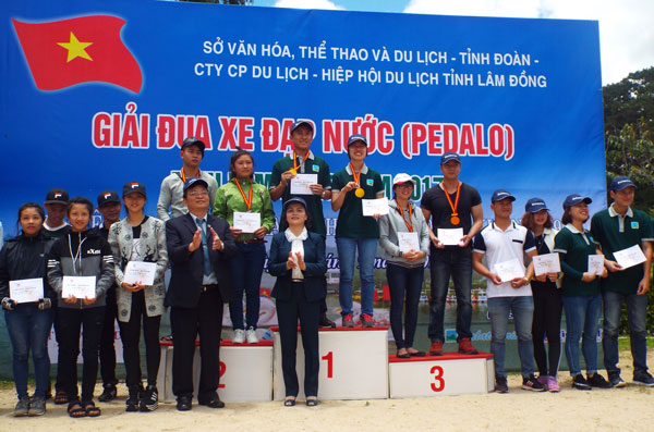 Trao giải cho các vận động viên xuất sắc ở nội dung đôi nam nữ thanh niên
