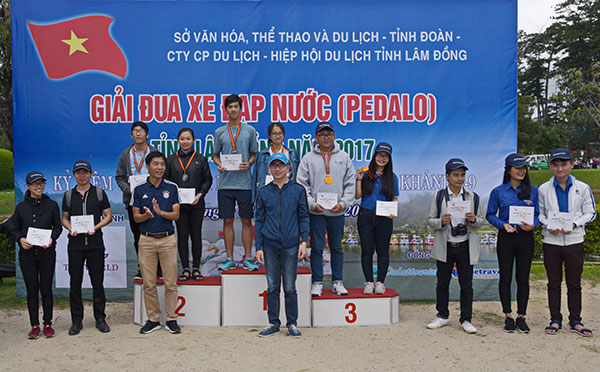 BTC trao giải cho các VĐV đạt giải đôi nam nữ và đôi nam nữ du khách