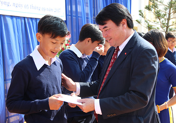 Đồng chí Phạm S trao học bổng cho học sinh nghèo vượt khó