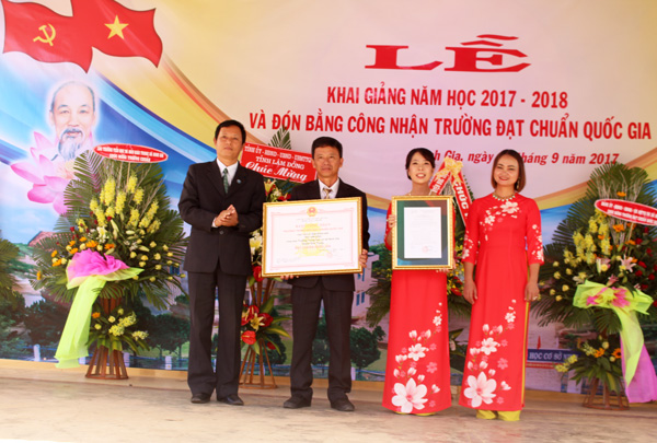 Lãnh đạo trường THCS Ninh Gia đón nhận bằng trường đạt chuẩn quốc gia mức độ I. Ảnh: Thy Vũ