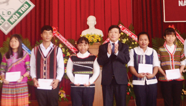 Trao học bổng trị giá gần 700 triệu đồng cho học sinh nghèo vượt khó
