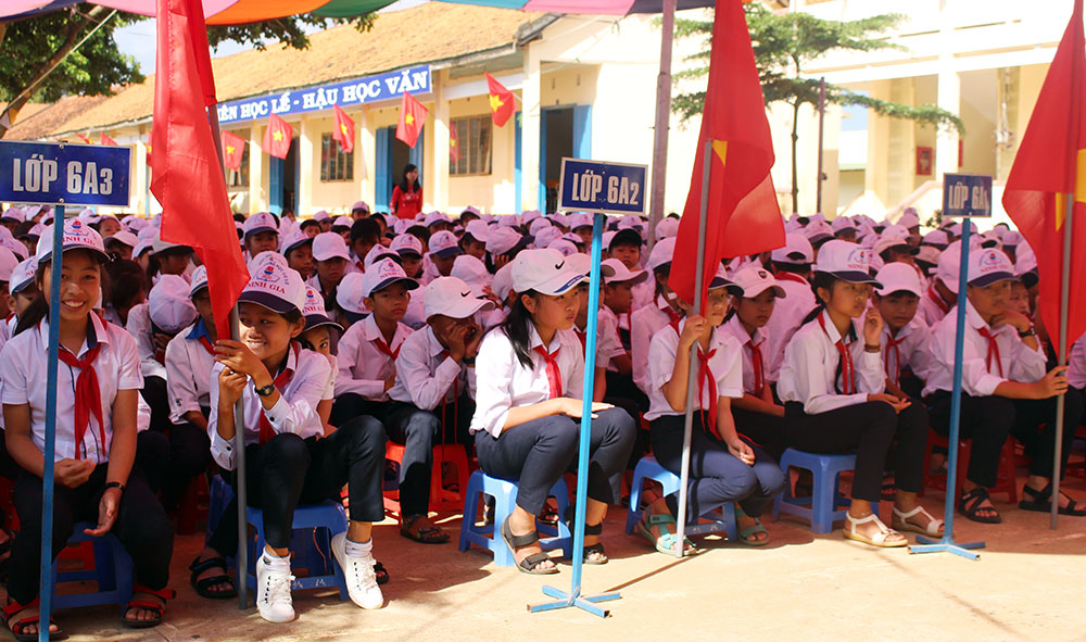 Thầy và trò xây dựng trường đạt chuẩn quốc gia