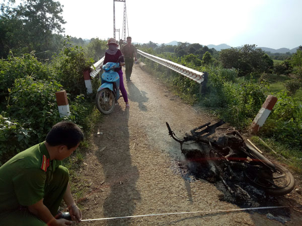 Bị phát hiện chở gỗ lậu, lâm tặc tự đốt xe tẩu thoát