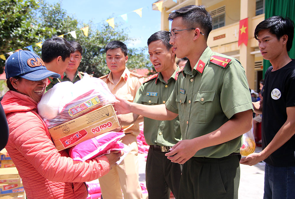 Thanh niên Công an tỉnh "Sẻ chia yêu thương" với người nghèo xã Ðạ Quyn