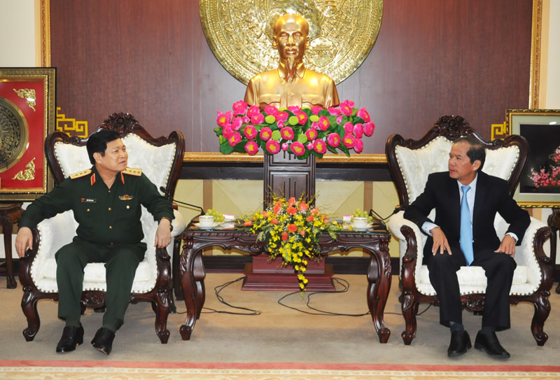 Bộ trưởng Bộ Quốc phòng làm việc với lãnh đạo tỉnh