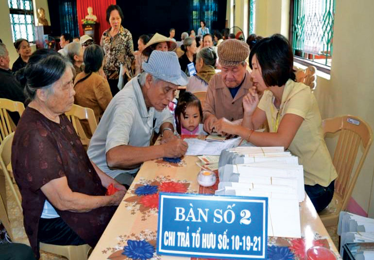 Tham gia bảo hiểm xã hội để hưởng lương hưu so với tham gia bảo hiểm nhân thọ, gửi tiết kiệm và nhận BHXH một lần