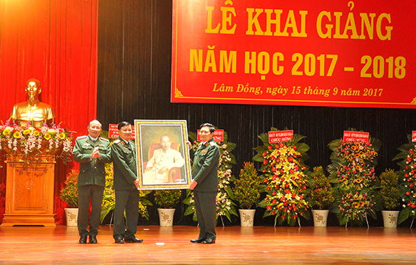 Bộ trưởng Bộ Quốc phòng tặng ảnh Bác Hồ cho học viên
