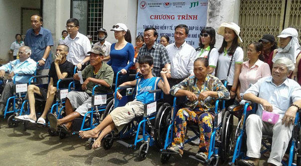 Trao xe lăn cho người khuyết tật