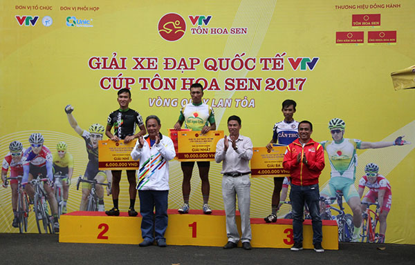 Trao giải cho 3 tay đua dẫn đầu chặng 13