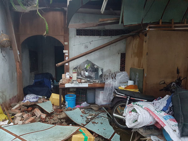 Nhà dân bị lốc xoáy làm sập tường