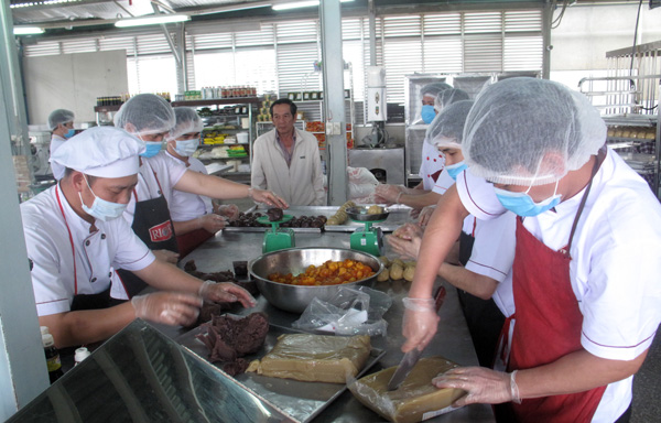 Ông chủ Liên Hoa kiểm tra khâu làm nhân bánh Trung thu
