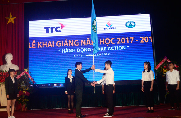 Tân sinh viên khóa 14 nhận lá cờ truyền thống từ sinh viên năm cuối