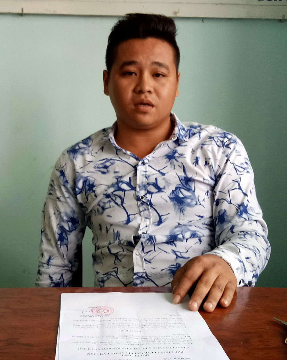 Bị rọi đèn xe vào mặt, cầm gạch đập vỡ đầu đối phương
