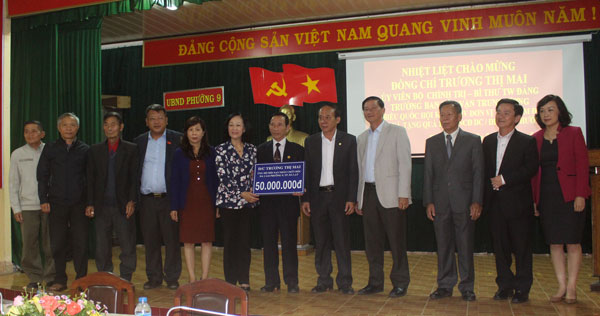 Đồng chí Trương Thị Mai, Ủy viên Bộ Chính trị, Bí thư Trung ương Đảng, Trưởng Ban Dân vận Trung ương ủng hộ 50 triệu đồng cho Hội Nạn nhân chất độc da cam phường 9, thành phố Đà Lạt