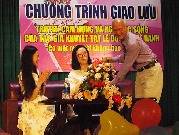 Thầy Tạ Quang Vũ – Hiệu trưởng Trường Cao đẳng sư phạm Đà Lạt cảm ơn tác giả Lê Dương Thể Hạnh bằng lãng hoa đẹp