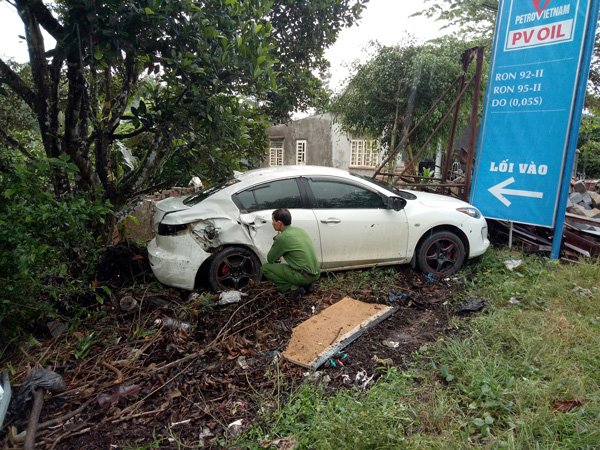 Xe 4 chỗ quay nhiều vòng, hất xe máy văng vào lề đường