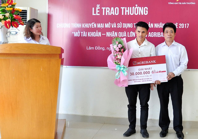 Agribank trao thưởng Chương trình &quot;Mở tài khoản - Nhận quà lớn cùng Agribank&quot; tại Lâm Đồng