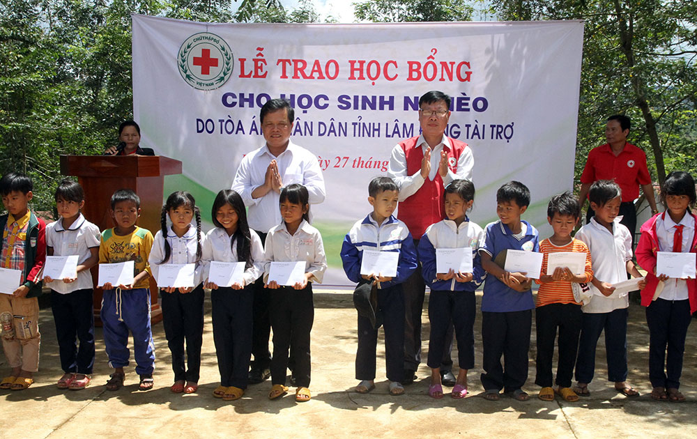 Trao 80 suất học bổng cho học sinh có hoàn cảnh khó khăn