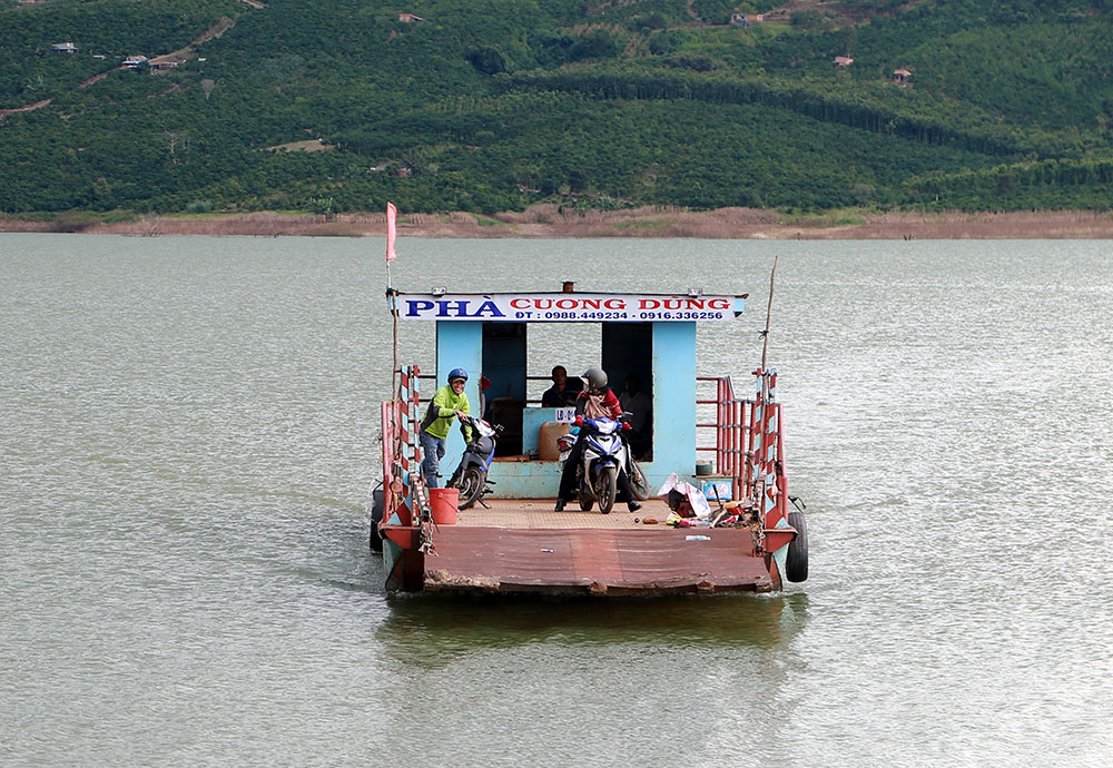 Vướng mắc chuyện lập bến phà chở dân qua lòng hồ thủy điện