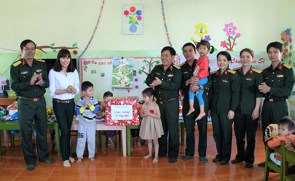 Học viện Lục quân tổ chức nhiều hoạt động mừng Tết Trung thu cho các cháu thiếu nhi