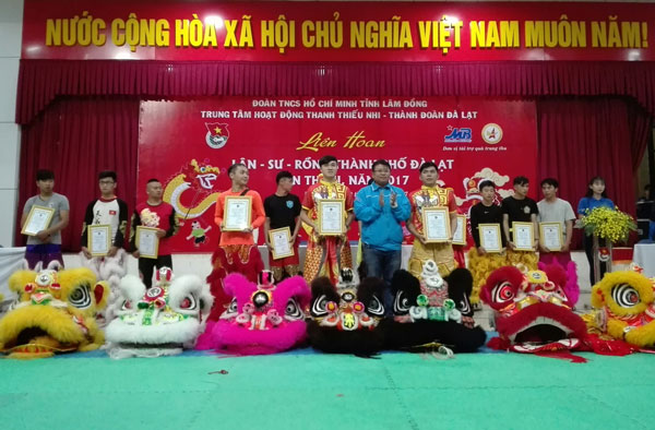 Trao giải cho các đội lân xuất sắc