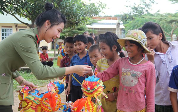 Mang trung thu đến vùng khó khăn