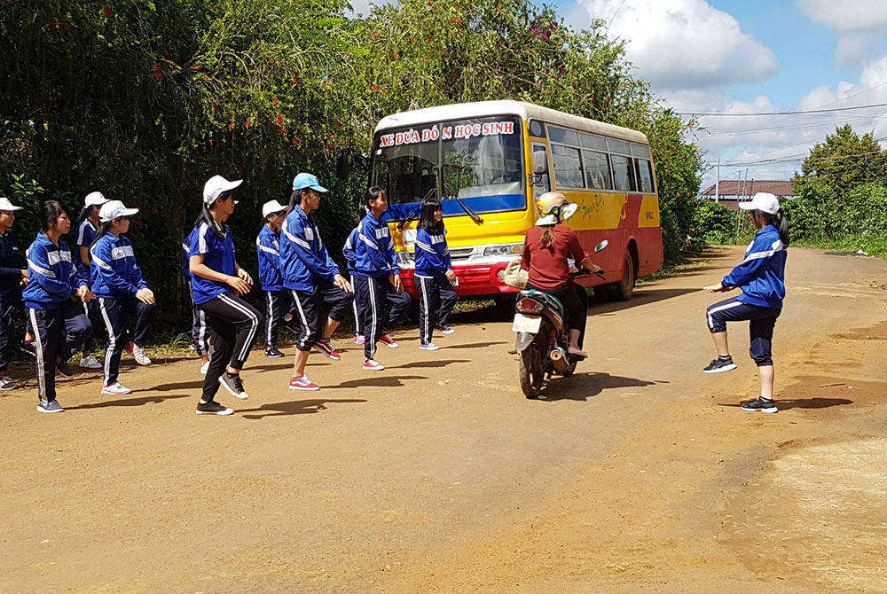 Thiếu sân trường, học sinh phải ra đường học thể dục