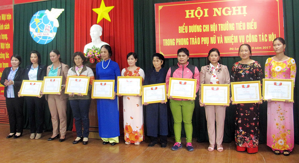 Chị em "ăn cơm nhà, vác tù và...ở thôn, xóm"