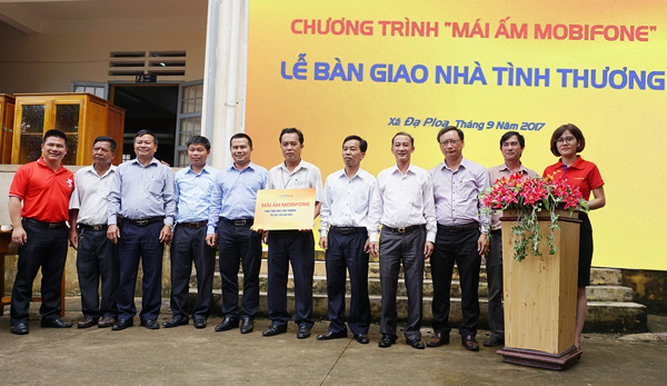 Tặng nhà tình thương cho các gia đình có hoàn cảnh khó khăn ở xã Đạ Ploa