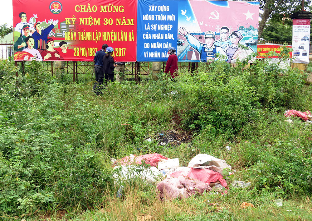 Nguy cơ rác "tấn công" vào UBND xã