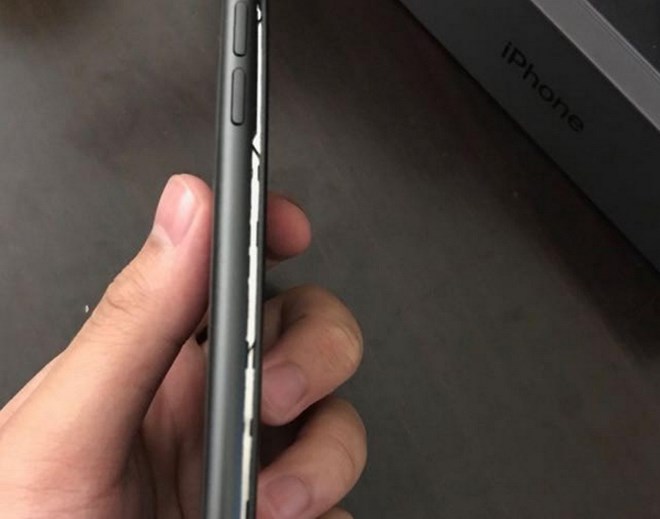 Thêm trường hợp iPhone 8 Plus bị phồng nứt máy nghi do pin