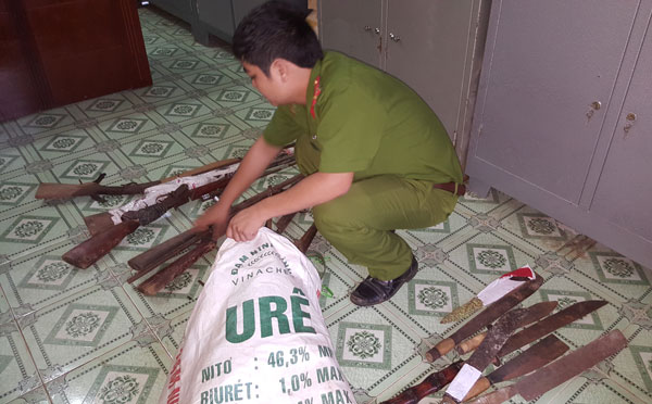 Công an huyện Di Linh thu nhận 69 khẩu súng các loại