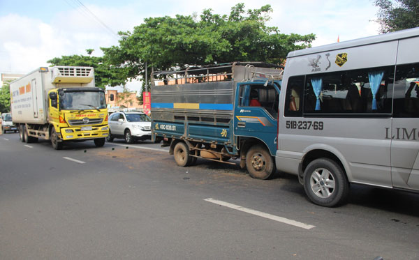 Bảo Lộc: Dừng xe chờ đèn đỏ, 3 ô tô tông nhau liên hoàn